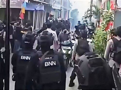 Penggerebekan Sarang Narkoba Kampung Bahari Memanas, Ratusan Polisi Dihadang Warga