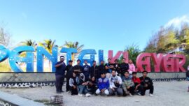 Ratusan bikers komunitas TAWxSDM menggelar forum silaturahmi di kawasan Pantai Klayar Pacitan