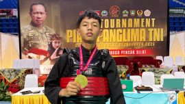 Rizki Pawang Setiawan dan Hanif Haninda Aulia Wibowo, atlet pencak silat SMPN 2 Pemalang, berpose dengan medali emas di Kejurnas Pencak Silat Piala Panglima 2026 Surakarta.