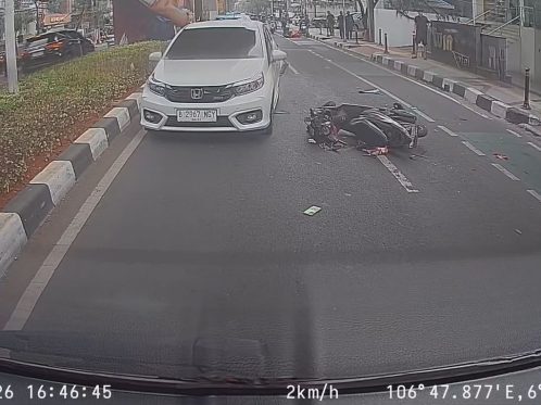 Mobil Listrik Oleng di Blok M Hantam Pengemudi Ojol hingga Patah Kaki, Sopir Ditahan Polisi